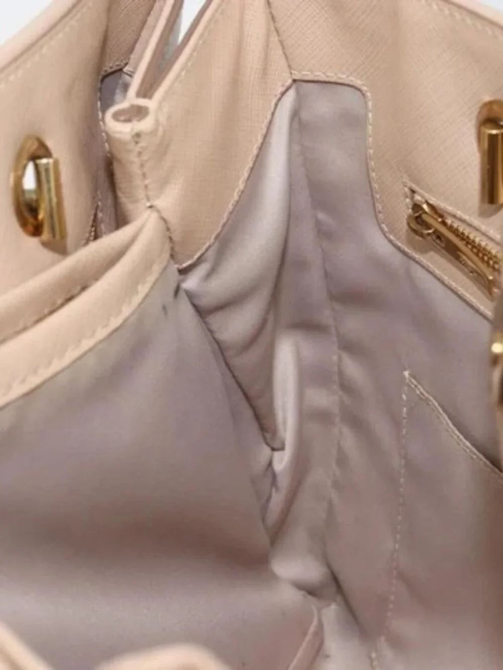 Salvatore Ferragamo Shoulder Bag Leather Gold Beige Auth ka111